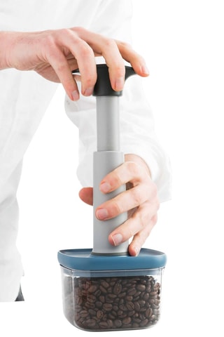 3 boîtes de conservation sous-vide et 1 pompe à vide