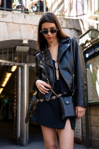 Portamóvil con asa larga de piel Grace petit - Negro