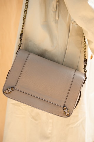 Bandolera de piel de cordero Seren - Gris claro