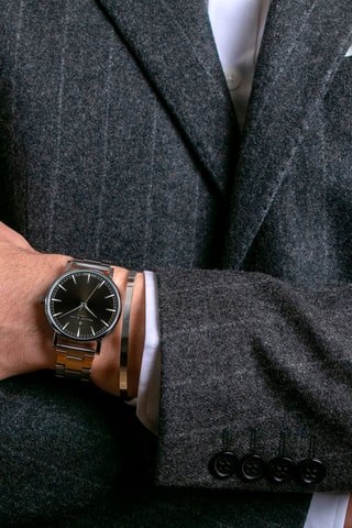 Cofanetto orologio al quarzo in acciaio e bracciale bangle aperto