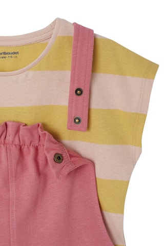 Salopette et t-shirt - Rose et moutarde