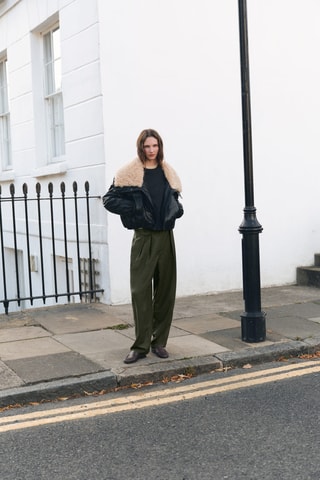 Pantalon à pinces et détail de boutons - Kaki