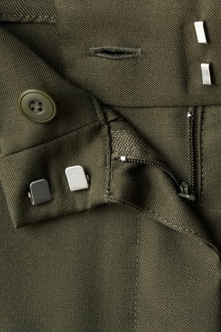 Pantalon à pinces et détail de boutons - Kaki