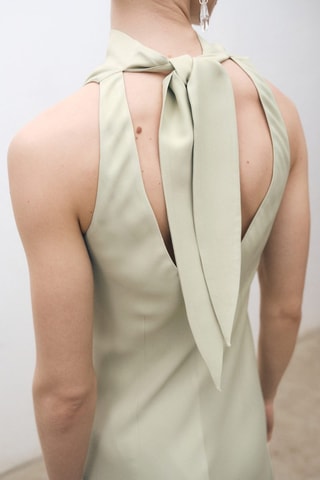 Robe satinée avec ouverture dans le dos - Vert clair