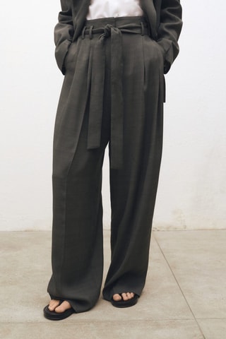 Pantalón traje pinzas cinturón - Caqui