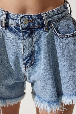 Shorts in jeans 