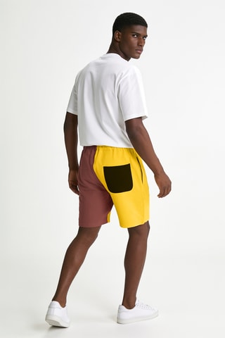 Short. Geel