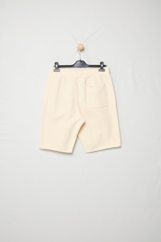 Short. Ecru