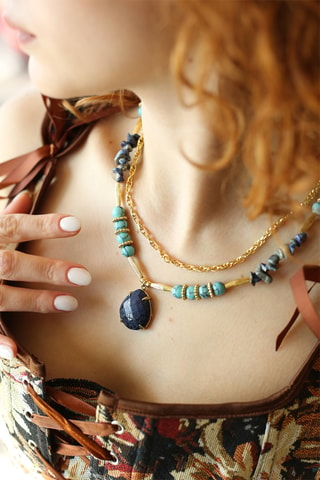 Collier double-rangs - Plaqué or jaune, saphirs et turquoises