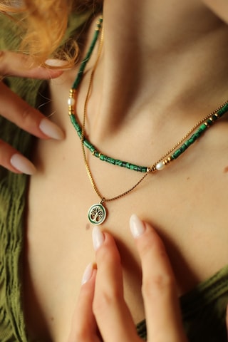 2 colliers - Plaqué or jaune, malachites et perles de culture 