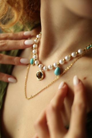 Collier - plaqué or jaune, turquoises, perles de culture et œil-de-tigre