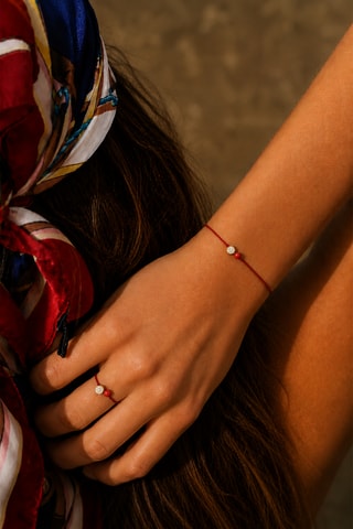 Parure Mystique Cahetel - Fil de soie, corail rouge et or jaune laminé