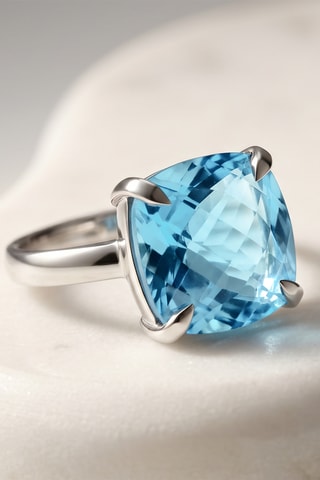 Bague - Or blanc et topaze