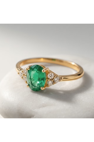 Bague - Or jaune, diamants et émeraude