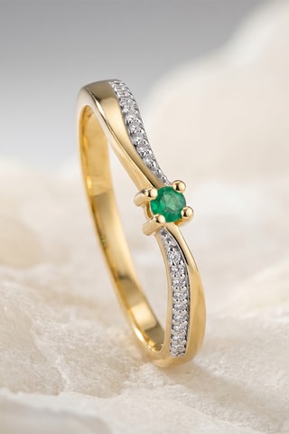 Bague - Or jaune, diamants et émeraude