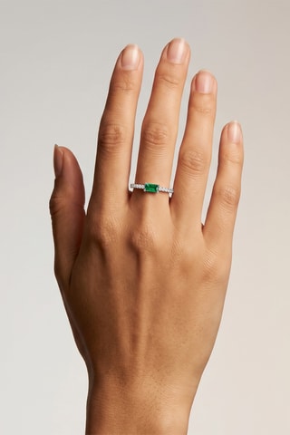 Bague - Or blanc, diamants et émeraude