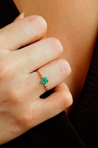 Bague - Or jaune, topazes et émeraude