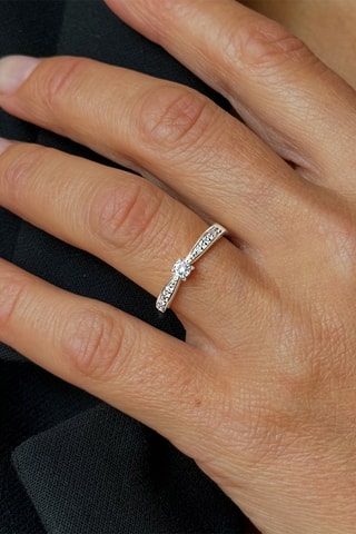 Bague - Or blanc et diamants