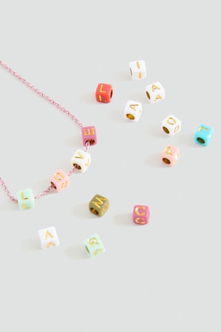 Collier perles lettres
