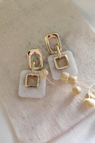 Boucles d'oreilles pendantes - Laiton plaqué or & émail blanc