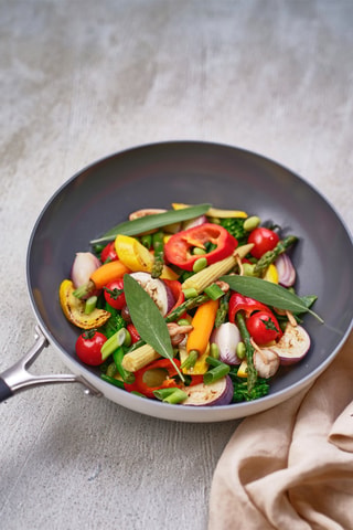 Wok avec revêtement en céramique et titane - 28 cm