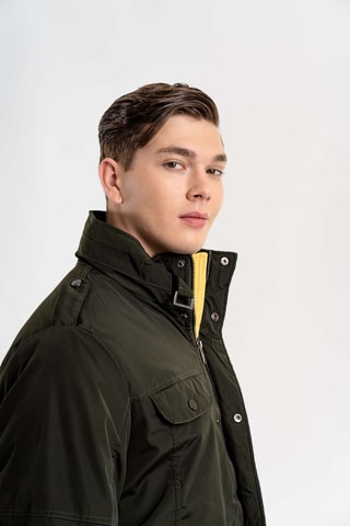Chaqueta regular fit con capucha - Caqui