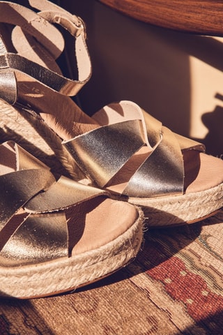 Sandales compensées en cuir - Doré
