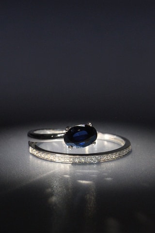 Anello Sannia - Oro bianco, diamanti naturali e zaffiro
