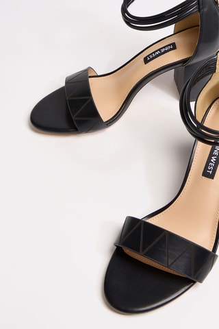 Sandali in vernice con tacco - Nero
