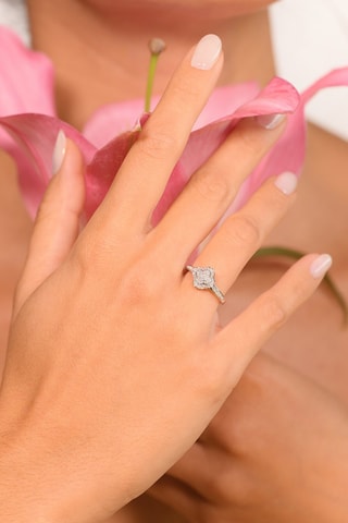 Anillo - 
Oro blanco y diamantes naturales