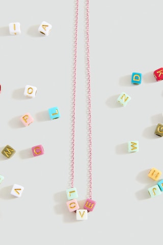 Collier perles lettres