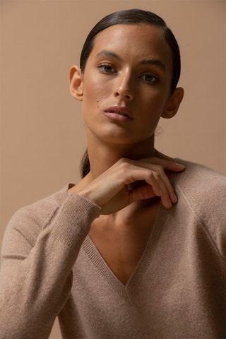 Jersey Penelope 100 % cachemir, 2 hilos - Cuello de pico. - Camel