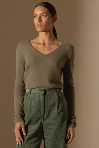 Jersey Shannon 100 % cachemir, 2 hilos - Cuello de pico. - Caqui