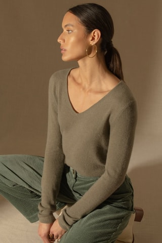 Jersey Shannon 100 % cachemir, 2 hilos - Cuello de pico. - Caqui
