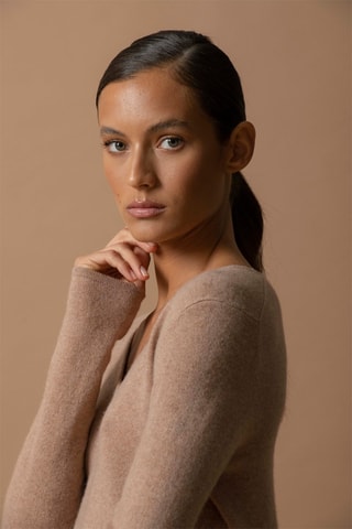 Jersey Shannon 100 % cachemir, 2 hilos - Cuello de pico. - Camel