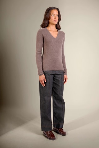 Jersey slim fit Gaby 100 % cachemir, 4 hilos - Cuello de pico, 226 gr - Topo