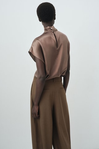 Blouse 100 % soie satinée col montant - Marron