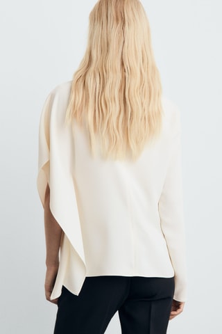 Blusa cuello alto manga asimétrica - Crudo