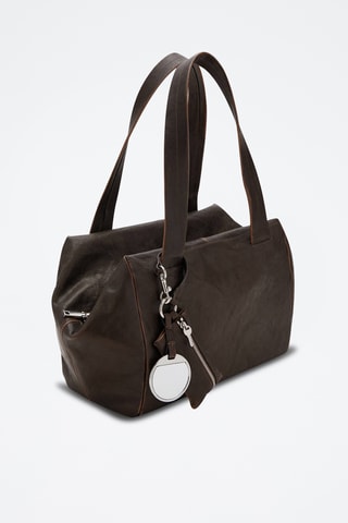 Sac bandoulière moyen en cuir avec breloques - Marron