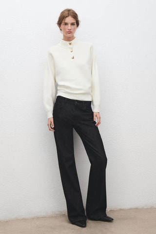 Pull à col montant avec boutons bijoux - Écru