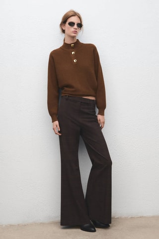 Pull à col montant avec boutons bijoux - Marron