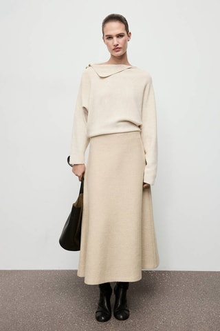 Pull à col asymétrique avec boutons bijoux - Beige