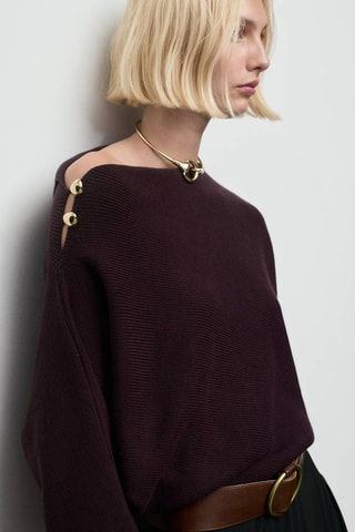 Pull à col asymétrique avec boutons bijoux - Bordeaux