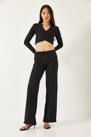 Crop top y pantalón regular fit de tiro alto - Negro
