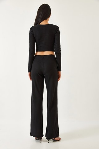 Crop top y pantalón regular fit de tiro alto - Negro