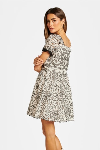 ##Robe patineuse en broderie anglaise - Blanc et noir