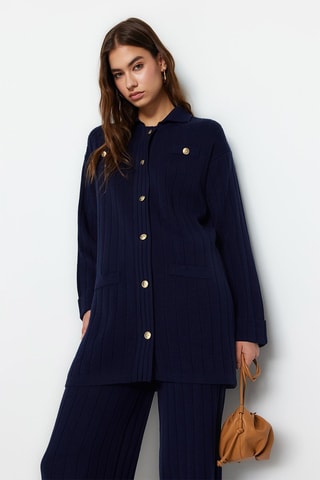 Cárdigan largo y pantalón wide leg tiro alto