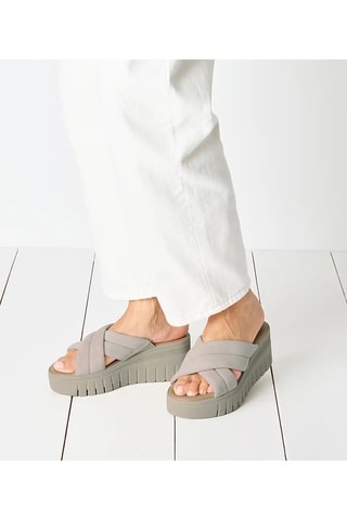 Ciabatte con zeppa in pelle - Beige