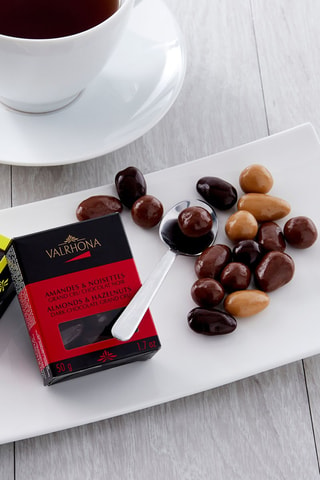 Coffret amandes et noisettes au chocolat blond, noir et lait - 3 x 50 g
