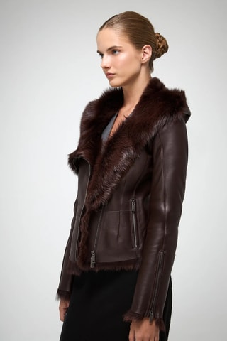 Casaco slim em shearling com capuz - Vermelho